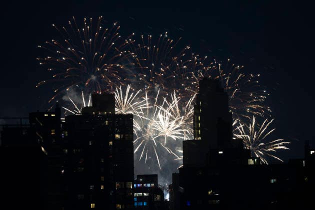 July 5, 2026, New York, New York, United States of America: Fireworks and pyrotechnics light up the Lower Manhattan skyline during Fourth of July celebrations across America. New York United States of America  - ZUMAb177 20260705_aap_b177_010 Copyright: xTaidghxBarronx