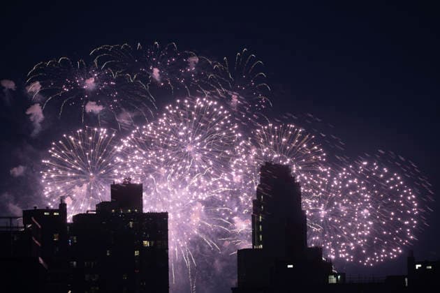 July 5, 2026, New York, New York, United States of America: Fireworks and pyrotechnics light up the Lower Manhattan skyline during Fourth of July celebrations across America. New York United States of America - ZUMAb177 20260705_aap_b177_013 Copyright: xTaidghxBarronx