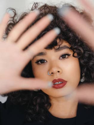 Close up portrait framing face with hands showing confidence model released, Symbolfoto, EAF00424