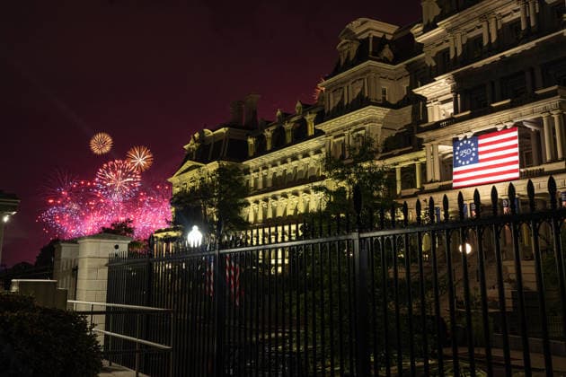 July 5, 2026, Washington, District Of Columbia, USA: Fireworks conclude the Salute to America Semiquincentennial celebration in Washington, DC, USA, on Saturday, July 4, 2026 Washington USA - ZUMAs152 20260705_faa_s152_006 Copyright: xAaronxSchwartzx-xPoolxviaxCNPx