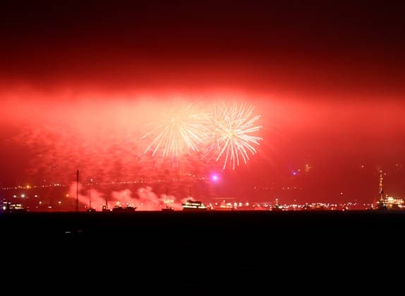 Fireworks in San Francisco on 4th of July SAN FRANCISCO, CA - JULY 4: A view of fireworks near Golden Gate Bridge as seen from Tiburon during cloudy weather for the 4th of July celebration in San Francisco, California, United States on July 4, 2026. Tayfun Coskun Anadolu California United States. Editorial use only. Please get in touch for any other usage.  Copyright: x2026xAnadoluxTayfunxCoskunx