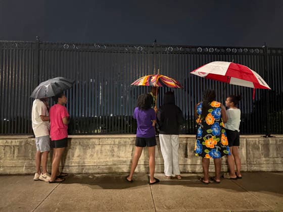 July 4, 2026, Washington, District Of Columbia, USA: Undaunted by the rain, neighbors gather to watch distant fireworks on a local bridge. Washington USA  - ZUMAd155 20260704_znp_d155_001 Copyright: xSuexDorfmanx