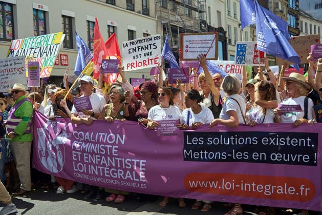 aris France le 04 Juillet 2026 Manifestation citoyenne a l appel d associations feministes et de defense des enfants pour l instauration d une loi cadre integrale contre les violences sexuelles.Citizen demonstration called by feminist and child advocacy groups for the enactment of comprehensive framework legislation against sexual violence. Paris, France, July 4, 2026 FEMME ENFANT, ILLUSTRATION NEWS SOCIETE MANIFESTATION VIOLENCE SEXUELLE METOOECOLE DROIT DES FEMMES, FEMINISTE, FEMINISME SOCIETE WOMEN S RIGHTS, FEMINIST,SOCIETY, DROIT FEMME NEWS EGALITE, MANIFESTATION, DEMONSTRATION, PANCARTE,  Copyright: xBrunoxLevesquex