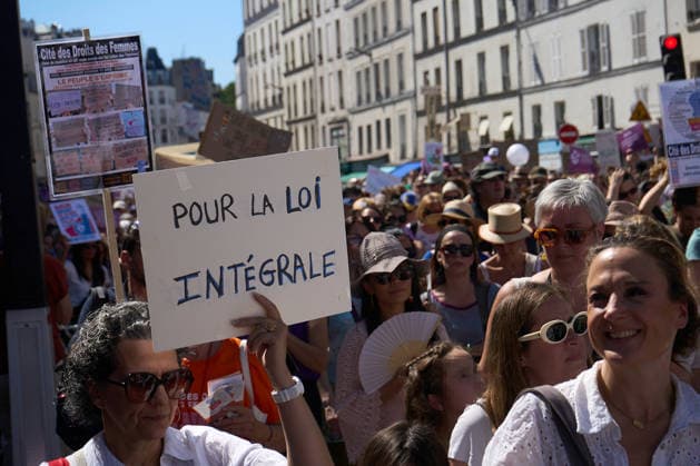 aris France le 04 Juillet 2026 Manifestation citoyenne a l appel d associations feministes et de defense des enfants pour l instauration d une loi cadre integrale contre les violences sexuelles.Citizen demonstration called by feminist and child advocacy groups for the enactment of comprehensive framework legislation against sexual violence. Paris, France, July 4, 2026 FEMME ENFANT, ILLUSTRATION NEWS SOCIETE MANIFESTATION VIOLENCE SEXUELLE METOOECOLE DROIT DES FEMMES, FEMINISTE, FEMINISME SOCIETE WOMEN S RIGHTS, FEMINIST,SOCIETY, DROIT FEMME NEWS EGALITE, MANIFESTATION, DEMONSTRATION, PANCARTE,  Copyright: xBrunoxLevesquex