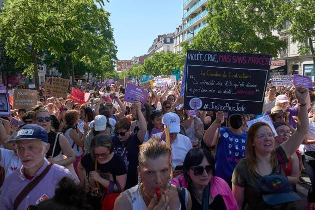 aris France le 04 Juillet 2026 Manifestation citoyenne a l appel d associations feministes et de defense des enfants pour l instauration d une loi cadre integrale contre les violences sexuelles.Citizen demonstration called by feminist and child advocacy groups for the enactment of comprehensive framework legislation against sexual violence. Paris, France, July 4, 2026 FEMME ENFANT, ILLUSTRATION NEWS SOCIETE MANIFESTATION VIOLENCE SEXUELLE METOOECOLE DROIT DES FEMMES, FEMINISTE, FEMINISME SOCIETE WOMEN S RIGHTS, FEMINIST,SOCIETY, DROIT FEMME NEWS EGALITE, MANIFESTATION, DEMONSTRATION, PANCARTE,  Copyright: xBrunoxLevesquex