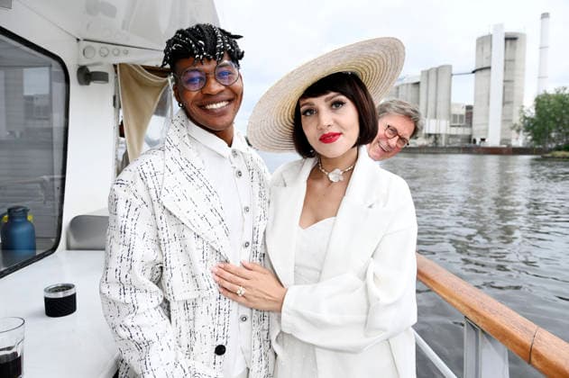 Pauline Stolze mit Ehemann Wakili beim Diner en Blanc mit Bootsfahrt zum NYX Hotel Berlin Köpenick. Berlin, 04.07.2026 *** Pauline Stolze with her husband Wakili at the Diner en Blanc, featuring a boat ride to the NYX Hotel Berlin Köpenick, Berlin, July 4, 2026 Foto:xN.xKubelkax xFuturexImagex blanc_6703