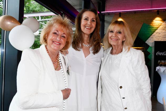 Stefanie Simon, Manuela Schikorsky und Cindy Berger beim Diner en Blanc mit Bootsfahrt zum NYX Hotel Berlin Köpenick. Berlin, 04.07.2026 *** Stefanie Simon, Manuela Schikorsky, and Cindy Berger at the Diner en Blanc with a boat ride to the NYX Hotel Berlin Köpenick, Berlin, July 4, 2026 Foto:xN.xKubelkax xFuturexImagex blanc_6715