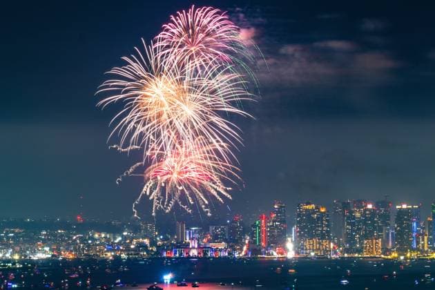 July 4, 2026, San Diego, California, United States: Fireworks illuminate the sky over San Diego Bay during the Big Bay Boom Independence Day celebration on July 4, 2026, in San Diego, California. The annual display launches from four barges across the bay and marks America s 250th birthday, drawing thousands of spectators to waterfront parks, beaches and marinas throughout the region. San Diego United States  - ZUMAs197 20260704_aaa_s197_457 Copyright: xSOPAxImagesx