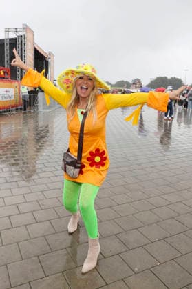 ABB SCHLAGERMOVE- Rosanna Rocci in Hamburger Regen zu Gast beim Schlagermove auf dem Heiligengeistfeld in Hamburg am 04.07.2025 Hamburg Deutschland *** ABB SCHLAGERMOVE: Rosanna Rocci in the Hamburg Rain—Guest at the Schlagermove on the Heiligengeistfeld in Hamburg on July 4, 2025, Hamburg, Germany