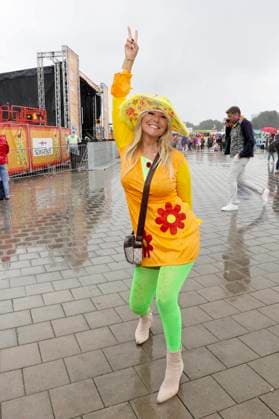 ABB SCHLAGERMOVE- Rosanna Rocci in Hamburger Regen zu Gast beim Schlagermove auf dem Heiligengeistfeld in Hamburg am 04.07.2025 Hamburg Deutschland *** ABB SCHLAGERMOVE: Rosanna Rocci in the Hamburg Rain, Guest at the Schlagermove on the Heiligengeistfeld in Hamburg on July 4, 2025, Hamburg, Germany