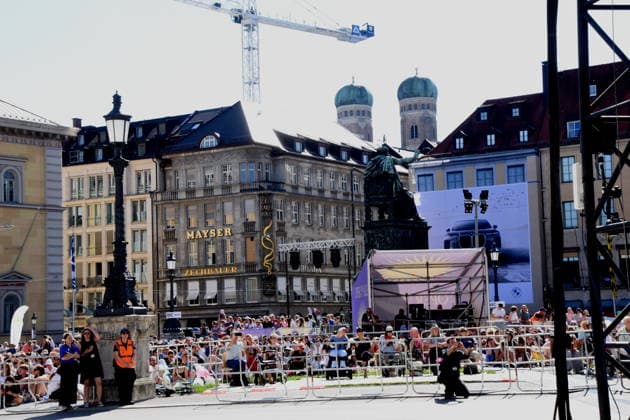 BMW AUTO Besucher Muenchen 04.07.2026 Max Joseph Platz Bayerische Staatsoper OPER FUER ALLE Die Wallkuere -Richard Wagner Foto Muenchen *** BMW AUTO Visitors Munich July 4, 2026 Max Joseph Square Bavarian State Opera OPERA FOR EVERYONE The Valkyries Richard Wagner Photo Munich