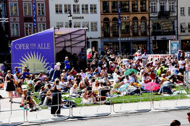 Besucher Muenchen 04.07.2026 Max Joseph Platz Bayerische Staatsoper OPER FUER ALLE Die Wallkuere -Richard Wagner Foto Muenchen *** Visitor to Munich, July 4, 2026, Max Joseph Platz, Bavarian State Opera, OPERA FOR EVERYONE, *Die Walküre* by Richard Wagner, Photo: Munich