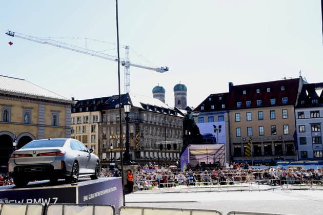BMW AUTO Besucher Muenchen 04.07.2026 Max Joseph Platz Bayerische Staatsoper OPER FUER ALLE Die Wallkuere -Richard Wagner Foto Muenchen *** BMW AUTO Visitors Munich July 4, 2026 Max Joseph Square Bavarian State Opera OPERA FOR ALL The Valkyries Richard Wagner Photo Munich