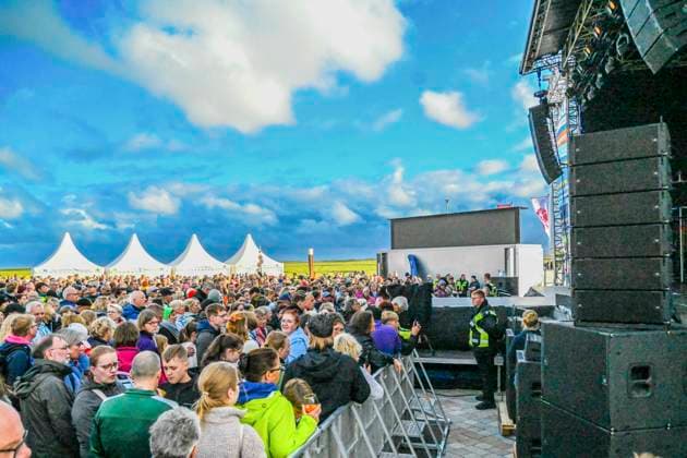 LSP BENZKO- Fans vor der Buehne von Tim Bendzko der Saenger Top-Act am 04.07.2026 auf der grossen Buehne an der Seebruecke in St. Peter-Ording im Rahmen seiner Tour Alles, nur nicht zurueck auf dem HÃÜDI-Nachhaltigkeitsfestival in St. Peter-Ording Kreis Nordfriesland Schleswig Holstein Schleswig-Holstein Frankreich *** LSP BENZKO fans in front of the stage where Tim Bendzko, the headliner, will perform on July 4, 2026, on the main stage at the pier in St. Peter Ording as part of his Alles, Just Not Back at the HÜDI Sustainability Festival in St. Peter Ording, North Friesland District, Schleswig-Holstein, Schleswig-Holstein, France