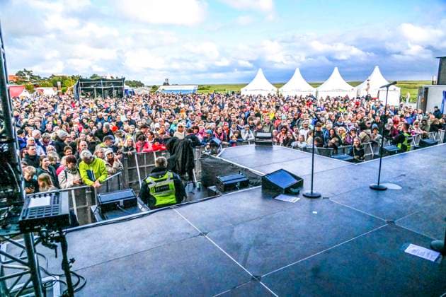 LSP BENZKO- Fans vor der Buehne von Tim Bendzko der Saenger Top-Act am 04.07.2026 auf der grossen Buehne an der Seebruecke in St. Peter-Ording im Rahmen seiner Tour Alles, nur nicht zurueck auf dem HÃÜDI-Nachhaltigkeitsfestival in St. Peter-Ording Kreis Nordfriesland Schleswig Holstein Schleswig-Holstein Frankreich *** LSP BENZKO fans in front of the stage where Tim Bendzko, the headliner, will perform on July 4, 2026, on the main stage at the pier in St. Peter Ording as part of his Alles, Just Not Back at the HÜDI Sustainability Festival in St. Peter Ording, North Friesland District, Schleswig-Holstein, Schleswig-Holstein, France