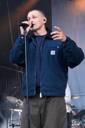 LSP BENZKO- Tim Bendzko der Saenger mit kurzen Harren die Locken sind ab,Top-Act am 04.07.2026 auf der grossen Buehne an der Seebruecke in St. Peter-Ording im Rahmen seiner Tour Alles, nur nicht zurueck auf dem HÃÜDI-Nachhaltigkeitsfestival in St. Peter-Ording Kreis Nordfriesland Schleswig Holstein Schleswig-Holstein Frankreich *** LSP BENZKO Tim Bendzko, the singer with short hair—the curls are gone—Headliner on July 4, 2026, on the main stage at the Seebrücke in St. Peter Ording as part of his tour Everything But Going Back at the HÜDI Sustainability Festival in St. Peter Ording, North Friesland District, Schleswig-Holstein, Schleswig-Holstein, France
