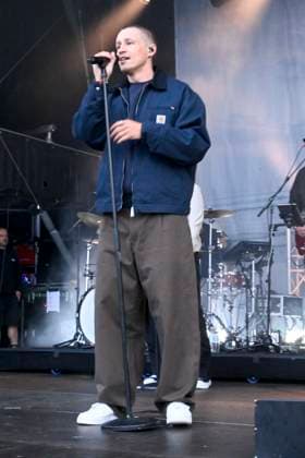 LSP BENZKO- Tim Bendzko der Saenger mit kurzen Harren die Locken sind ab,Top-Act am 04.07.2026 auf der grossen Buehne an der Seebruecke in St. Peter-Ording im Rahmen seiner Tour Alles, nur nicht zurueck auf dem HÃÜDI-Nachhaltigkeitsfestival in St. Peter-Ording Kreis Nordfriesland Schleswig Holstein Schleswig-Holstein Frankreich *** LSP BENZKO Tim Bendzko, the singer with short hair—the curls are gone—Headliner on July 4, 2026, on the main stage at the Seebrücke in St. Peter Ording as part of his tour Everything But Going Back at the HÜDI Sustainability Festival in St. Peter Ording, North Friesland District, Schleswig-Holstein, Schleswig-Holstein, France