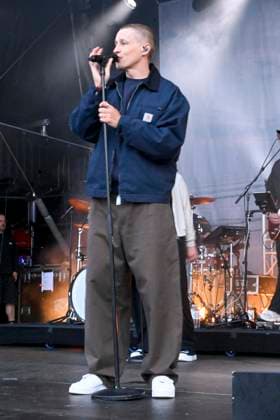 LSP BENZKO- Tim Bendzko der Saenger mit kurzen Harren die Locken sind ab,Top-Act am 04.07.2026 auf der grossen Buehne an der Seebruecke in St. Peter-Ording im Rahmen seiner Tour Alles, nur nicht zurueck auf dem HÃÜDI-Nachhaltigkeitsfestival in St. Peter-Ording Kreis Nordfriesland Schleswig Holstein Schleswig-Holstein Frankreich *** LSP BENZKO Tim Bendzko, the singer with short hair—the curls are gone—Headliner on July 4, 2026, on the main stage at the Seebrücke in St. Peter Ording as part of his tour Everything But Going Back at the HÜDI Sustainability Festival in St. Peter Ording, North Friesland District, Schleswig-Holstein, Schleswig-Holstein, France