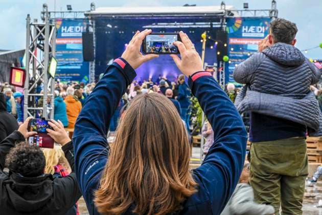 LSP BENZKO- Fans vor der Buehne machen Handy Fotos von Tim Bendzko der Saenger Top-Act am 04.07.2026 auf der grossen Buehne an der Seebruecke in St. Peter-Ording im Rahmen seiner Tour Alles, nur nicht zurueck auf dem HÃÜDI-Nachhaltigkeitsfestival in St. Peter-Ording Kreis Nordfriesland Schleswig Holstein Schleswig-Holstein Frankreich *** LSP BENZKO fans in front of the stage are taking cell phone photos of Tim Bendzko, the headliner, on July 4, 2026, on the main stage at the pier in St. Peter Ording as part of his Alles, Just Not Back at the HÜDI Sustainability Festival in St. Peter Ording, Nordfriesland County, Schleswig-Holstein, Schleswig-Holstein, France