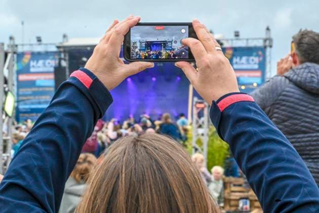 LSP BENZKO- Fans vor der Buehne machen Handy Fotos von Tim Bendzko der Saenger Top-Act am 04.07.2026 auf der grossen Buehne an der Seebruecke in St. Peter-Ording im Rahmen seiner Tour Alles, nur nicht zurueck auf dem HÃÜDI-Nachhaltigkeitsfestival in St. Peter-Ording Kreis Nordfriesland Schleswig Holstein Schleswig-Holstein Frankreich *** LSP BENZKO fans in front of the stage are taking cell phone photos of Tim Bendzko, the headliner, on July 4, 2026, on the main stage at the pier in St. Peter Ording as part of his Alles, Just Not Back at the HÜDI Sustainability Festival in St. Peter Ording, Nordfriesland County, Schleswig-Holstein, Schleswig-Holstein, France
