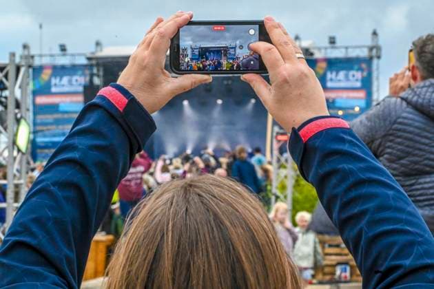 LSP BENZKO- Fans vor der Buehne machen Handy Fotos von Tim Bendzko der Saenger Top-Act am 04.07.2026 auf der grossen Buehne an der Seebruecke in St. Peter-Ording im Rahmen seiner Tour Alles, nur nicht zurueck auf dem HÃÜDI-Nachhaltigkeitsfestival in St. Peter-Ording Kreis Nordfriesland Schleswig Holstein Schleswig-Holstein Frankreich *** LSP BENZKO fans in front of the stage are taking cell phone photos of Tim Bendzko, the headliner, on July 4, 2026, on the main stage at the pier in St. Peter Ording as part of his Alles, Just Not Back at the HÜDI Sustainability Festival in St. Peter Ording, Nordfriesland County, Schleswig-Holstein, Schleswig-Holstein, France