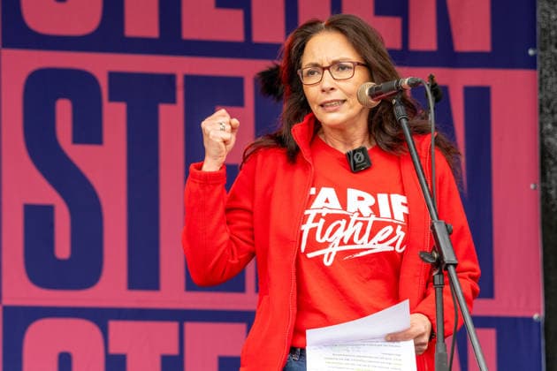 Yasmin Fahimi, DGB-Chefin, Rede bei Hauptkundgebung gegen den AfD-Bundesparteitag an diesem Wochenende, Kundgebung des DGB und des Bündnisses Zusammenstehen, Erfurt, 4. Juli 2026 Deutschland, Erfurt, 4. Juli 2026, Yasmin Fahimi, DGB-Chefin, Rede bei Hauptkundgebung gegen den AfD-Bundesparteitag auf dem Erfurter Messegelände, Kundgebung organisiert vom DGB und dem Bündnis Zusammenstehen, Zehntausende protestieren an der Messe Erfurt, wo der AfD Parteitag stattfindet, Protestbewegung, Politik, Thüringen *** Yasmin Fahimi, DGB President, speech at the main rally against the AfD national party convention this weekend, rally organized by the DGB and the Zusammenstehen alliance, Erfurt, July 4, 2026, Germany, Erfurt, July 4, 2026, Yasmin