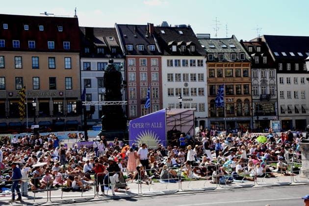 Besucher Muenchen 04.07.2026 Max Joseph Platz Bayerische Staatsoper OPER FUER ALLE Die Wallkuere -Richard Wagner Foto Muenchen *** Visitor to Munich, July 4, 2026, Max Joseph Platz, Bavarian State Opera, OPERA FOR ALL, *Die Walküre* by Richard Wagner, Photo: Munich