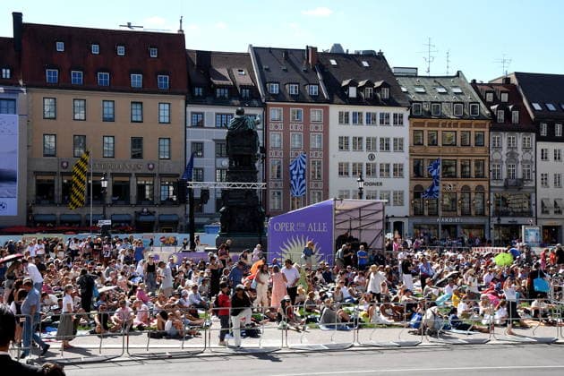 Besucher Muenchen 04.07.2026 Max Joseph Platz Bayerische Staatsoper OPER FUER ALLE Die Wallkuere -Richard Wagner Foto Muenchen *** Visitor to Munich, July 4, 2026, Max Joseph Platz, Bavarian State Opera, OPERA FOR ALL, *Die Walküre* by Richard Wagner, Photo: Munich