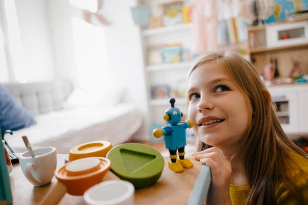 Girl at home playing with toy robot model released, Symbolfoto property released, KNSF05839