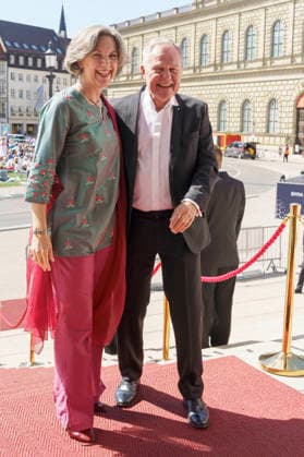 Wolfgang Heubisch mit Ehefrau Kristina Kalb-Heubisch bei der Ankunft zum Event Oper für alle 2026 im Rahmen der Münchner Opernfestspiele mit der Live-Opernübertragung von Richard Wagners Die Walküre im Nationaltheater. München, 04.07.2026 *** Wolfgang Heubisch with his wife, Kristina Kalb Heubisch, upon arrival at the Opera for All 2026 event, part of the Munich Opera Festival, featuring a live opera broadcast of Richard Wagner’s *Die Walküre* at the National Theater in Munich, July 4, 2026 Foto:xN.xKolinzx xFuturexImagex oper_6750