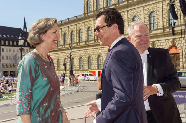 Kristina Kalb-Heubisch, Serge Dorny und Wolfgang Heubisch bei der Ankunft zum Event Oper für alle 2026 im Rahmen der Münchner Opernfestspiele mit der Live-Opernübertragung von Richard Wagners Die Walküre im Nationaltheater. München, 04.07.2026 *** Kristina Kalb Heubisch, Serge Dorny, and Wolfgang Heubisch upon their arrival at the Opera for All 2026 event, part of the Munich Opera Festival, featuring a live opera broadcast of Richard Wagner’s *Die Walküre* at the National Theater in Munich, July 4, 2026 Foto:xN.xKolinzx xFuturexImagex oper_6752