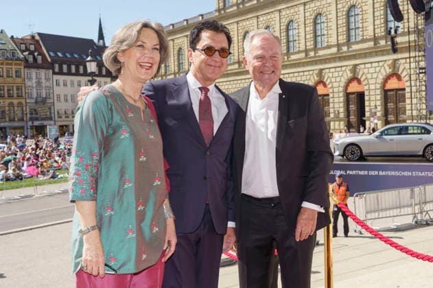 Kristina Kalb-Heubisch, Serge Dorny und Wolfgang Heubisch bei der Ankunft zum Event Oper für alle 2026 im Rahmen der Münchner Opernfestspiele mit der Live-Opernübertragung von Richard Wagners Die Walküre im Nationaltheater. München, 04.07.2026 *** Kristina Kalb Heubisch, Serge Dorny, and Wolfgang Heubisch upon their arrival at the Opera for All 2026 event, part of the Munich Opera Festival, featuring a live opera broadcast of Richard Wagner’s *Die Walküre* at the National Theater in Munich, July 4, 2026 Foto:xN.xKolinzx xFuturexImagex oper_6753