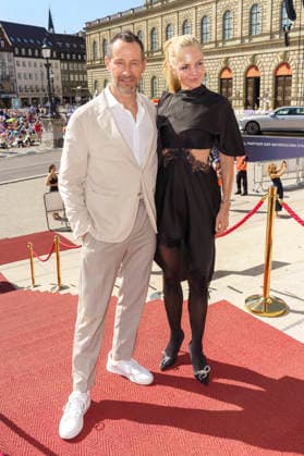 Sebastian Copeland mit Ehefrau Caroline Copeland bei der Ankunft zum Event Oper für alle 2026 im Rahmen der Münchner Opernfestspiele mit der Live-Opernübertragung von Richard Wagners Die Walküre im Nationaltheater. München, 04.07.2026 *** Sebastian Copeland with his wife Caroline Copeland upon arrival at the Opera for All 2026 event, part of the Munich Opera Festival, featuring a live opera broadcast of Richard Wagner s *Die Walküre* at the National Theater in Munich, July 4, 2026 Foto:xN.xKolinzx xFuturexImagex oper_6754