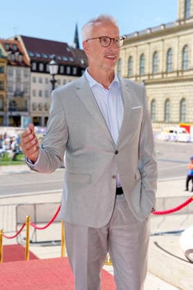 Bernd Döpke bei der Ankunft zum Event Oper für alle 2026 im Rahmen der Münchner Opernfestspiele mit der Live-Opernübertragung von Richard Wagners Die Walküre im Nationaltheater. München, 04.07.2026 *** Bernd Döpke upon his arrival at the Opera for All 2026 event, part of the Munich Opera Festival, featuring a live opera broadcast of Richard Wagner s *Die Walküre* at the National Theater in Munich, July 4, 2026 Foto:xN.xKolinzx xFuturexImagex oper_6758