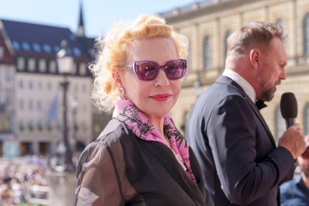 Sunnyi Melles bei der Ankunft zum Event Oper für alle 2026 im Rahmen der Münchner Opernfestspiele mit der Live-Opernübertragung von Richard Wagners Die Walküre im Nationaltheater. München, 04.07.2026 *** Sunnyi Melles upon her arrival at the Opera for All 2026 event, part of the Munich Opera Festival, featuring a live opera broadcast of Richard Wagner s *Die Walküre* at the National Theater in Munich, July 4, 2026 Foto:xN.xKolinzx xFuturexImagex oper_6762