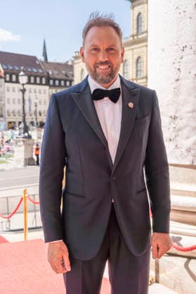 Steven Gätjen bei der Ankunft zum Event Oper für alle 2026 im Rahmen der Münchner Opernfestspiele mit der Live-Opernübertragung von Richard Wagners Die Walküre im Nationaltheater. München, 04.07.2026 *** Steven Gätjen upon arrival at the Opera for All 2026 event, part of the Munich Opera Festival, featuring a live opera broadcast of Richard Wagner s *Die Walküre* at the National Theater in Munich, July 4, 2026 Foto:xN.xKolinzx xFuturexImagex oper_6702