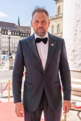 Steven Gätjen bei der Ankunft zum Event Oper für alle 2026 im Rahmen der Münchner Opernfestspiele mit der Live-Opernübertragung von Richard Wagners Die Walküre im Nationaltheater. München, 04.07.2026 *** Steven Gätjen upon arrival at the Opera for All 2026 event, part of the Munich Opera Festival, featuring a live opera broadcast of Richard Wagner s *Die Walküre* at the National Theater in Munich, July 4, 2026 Foto:xN.xKolinzx xFuturexImagex oper_6703