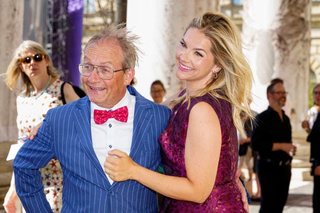 Wigald Boning mit Ehefrau Teresa Boning bei der Ankunft zum Event Oper für alle 2026 im Rahmen der Münchner Opernfestspiele mit der Live-Opernübertragung von Richard Wagners Die Walküre im Nationaltheater. München, 04.07.2026 *** Wigald Boning with his wife, Teresa Boning, upon arrival at the Opera for All 2026 event, part of the Munich Opera Festival, featuring a live opera broadcast of Richard Wagner’s *Die Walküre* at the National Theater in Munich, July 4, 2026 Foto:xN.xKolinzx xFuturexImagex oper_6711