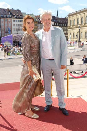 Nicola Tiggeler und Timothy Peach bei der Ankunft zum Event Oper für alle 2026 im Rahmen der Münchner Opernfestspiele mit der Live-Opernübertragung von Richard Wagners Die Walküre im Nationaltheater. München, 04.07.2026 *** Nicola Tiggeler and Timothy Peach upon their arrival at the Opera for All 2026 event, part of the Munich Opera Festival, featuring a live opera broadcast of Richard Wagner’s *Die Walküre* at the National Theater in Munich, July 4, 2026 Foto:xN.xKolinzx xFuturexImagex oper_6719