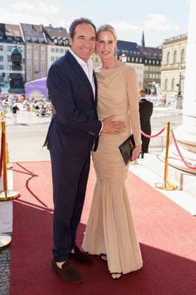 Thomas Ohrner mit Ehefrau Anne Arnholdt bei der Ankunft zum Event Oper für alle 2026 im Rahmen der Münchner Opernfestspiele mit der Live-Opernübertragung von Richard Wagners Die Walküre im Nationaltheater. München, 04.07.2026 *** Thomas Ohrner with his wife Anne Arnholdt upon arrival at the Opera for All 2026 event, part of the Munich Opera Festival, featuring a live opera broadcast of Richard Wagner’s *Die Walküre* at the National Theater in Munich, July 4, 2026 Foto:xN.xKolinzx xFuturexImagex oper_6731