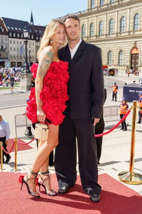 Olga Löffler mit Ehemann Niclas Löffler bei der Ankunft zum Event Oper für alle 2026 im Rahmen der Münchner Opernfestspiele mit der Live-Opernübertragung von Richard Wagners Die Walküre im Nationaltheater. München, 04.07.2026 *** Olga Löffler with her husband Niclas Löffler upon arrival at the Opera for All 2026 event, part of the Munich Opera Festival, featuring a live opera broadcast of Richard Wagner s *Die Walküre* at the National Theater in Munich, July 4, 2026 Foto:xN.xKolinzx xFuturexImagex oper_6737