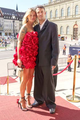 Olga Löffler mit Ehemann Niclas Löffler bei der Ankunft zum Event Oper für alle 2026 im Rahmen der Münchner Opernfestspiele mit der Live-Opernübertragung von Richard Wagners Die Walküre im Nationaltheater. München, 04.07.2026 *** Olga Löffler with her husband Niclas Löffler upon arrival at the Opera for All 2026 event, part of the Munich Opera Festival, featuring a live opera broadcast of Richard Wagner s *Die Walküre* at the National Theater in Munich, July 4, 2026 Foto:xN.xKolinzx xFuturexImagex oper_6738