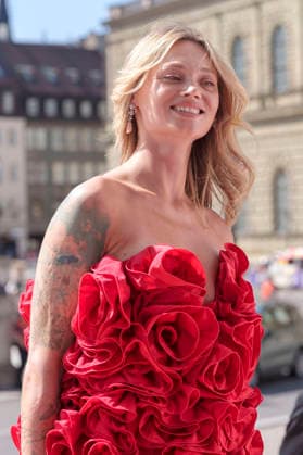 Olga Löffler bei der Ankunft zum Event Oper für alle 2026 im Rahmen der Münchner Opernfestspiele mit der Live-Opernübertragung von Richard Wagners Die Walküre im Nationaltheater. München, 04.07.2026 *** Olga Löffler upon her arrival at the Opera for All 2026 event, part of the Munich Opera Festival, featuring a live opera broadcast of Richard Wagner s *Die Walküre* at the National Theater in Munich, July 4, 2026 Foto:xN.xKolinzx xFuturexImagex oper_6741