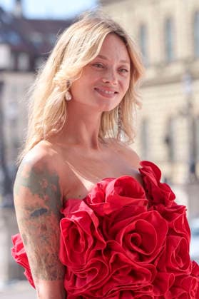 Olga Löffler bei der Ankunft zum Event Oper für alle 2026 im Rahmen der Münchner Opernfestspiele mit der Live-Opernübertragung von Richard Wagners Die Walküre im Nationaltheater. München, 04.07.2026 *** Olga Löffler upon her arrival at the Opera for All 2026 event, part of the Munich Opera Festival, featuring a live opera broadcast of Richard Wagner s *Die Walküre* at the National Theater in Munich, July 4, 2026 Foto:xN.xKolinzx xFuturexImagex oper_6744