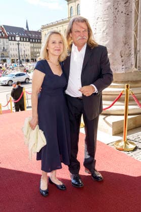 Leslie Mandoki mit Ehefrau Eva Mandoki bei der Ankunft zum Event Oper für alle 2026 im Rahmen der Münchner Opernfestspiele mit der Live-Opernübertragung von Richard Wagners Die Walküre im Nationaltheater. München, 04.07.2026 *** Leslie Mandoki with his wife, Eva Mandoki, upon arrival at the Opera for All 2026 event, part of the Munich Opera Festival, featuring a live opera broadcast of Richard Wagner s *Die Walküre* at the National Theater in Munich, July 4, 2026 Foto:xN.xKolinzx xFuturexImagex oper_6746