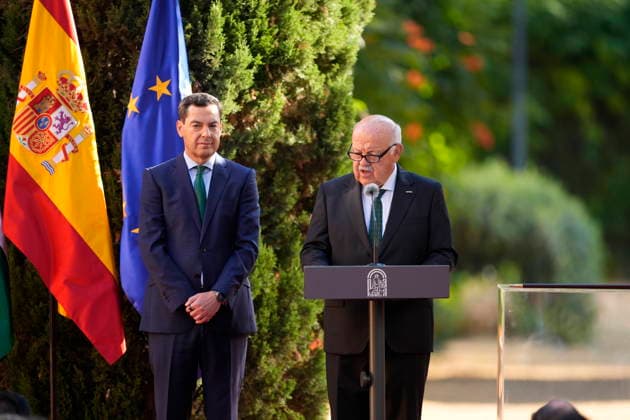 News Themen der Woche KW27 Juanma Moreno is sworn in as president of the Regional Government of Andalusia for the 13th legislative term. The president of the Regional Government of Andalusia, Juanma Moreno i, alongside the president of the Andalusian Parliament, Jesús Aguirre, during the inauguration ceremony on July 5, 2026, in Seville, Andalusia, Spain. The newly sworn-in President of the Regional Government of Andalusia for the 13th legislative term, Juanma Moreno, takes office after being elected on Thursday in a second vote by the Andalusian Parliament, with the support of the 53 PP deputies and the 15 from Vox, the party with which he had previously signed a Government and Stability Agreement for Andalusia July 5, 2026 Joaquí Seville, Andalusia, Spain Seville,  Copyright: xJoaquinxCorcherox 7645356