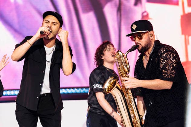 Clueso live bei einem Konzert auf dem Domplatz. Erfurt, 04.07.2026 *** Clueso performing live at a concert on Domplatz in Erfurt, July 4, 2026 Foto:xM.xKremerx xFuturexImagex clueso_6714