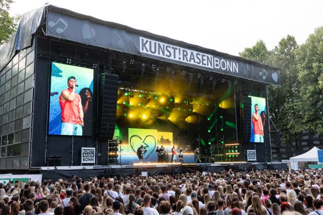 Montez auf dem Kunst!Rasen Bonn Der Deutschpop Rapper Montez beim Live Auftritt beim Open-Air-Konzert auf dem Kunst!Rasen Bonn-Gronau. Die sommerliche Konzertreihe Kunst!Rasen findet am Rande der Rheinaue am Bonner Rheinufer statt. Bonn Nordrhein-Westfalen Deutschland *** Montez at Kunst Rasen Bonn: German pop rapper Montez performs live at the open-air concert at Kunst Rasen Bonn in Gronau. The summer concert series Kunst Rasen takes place on the edge of the Rheinaue on the banks of the Rhine in Bonn, North Rhine-Westphalia, Germany. Copyright: xMarcxJohnx