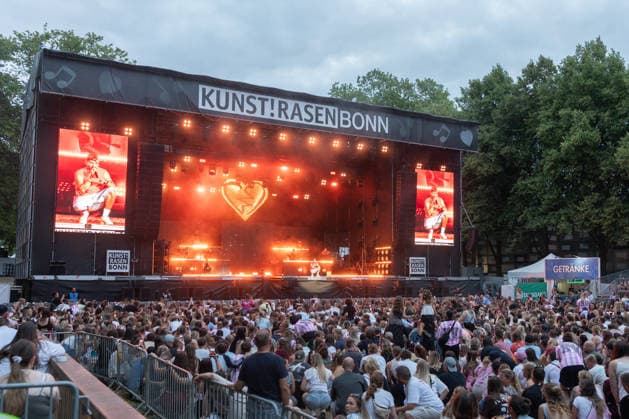 Montez auf dem Kunst!Rasen Bonn Der Deutschpop Rapper Montez beim Live Auftritt beim Open-Air-Konzert auf dem Kunst!Rasen Bonn-Gronau. Die sommerliche Konzertreihe Kunst!Rasen findet am Rande der Rheinaue am Bonner Rheinufer statt. Bonn Nordrhein-Westfalen Deutschland *** Montez at Kunst Rasen Bonn: German pop rapper Montez performs live at the open-air concert at Kunst Rasen Bonn in Gronau. The summer concert series Kunst Rasen takes place on the edge of the Rheinaue on the banks of the Rhine in Bonn, North Rhine-Westphalia, Germany. Copyright: xMarcxJohnx