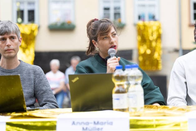 Widersetzen AfD Bundesparteitag 2026 Erfurt 05072026 - Anna Maria Mueller (Müller) vom Anwaltlichen Notdienst +++ Pressekonferenz der Organisation Widersetzen nach dem Bundesparteitag auf der Rathausbruecke in Erfurt +++ Unter dem Motto widersetzen beziehungsweise zusammenstehen haben in Erfurt zahlreiche Demonstrationen gegen den Bundesparteitag der Partei Alternative fuer Deutschland (AfD) stattgefunden. Am Rande kam es immer wieder zu Auseinandersetzungen zwischen Demonstrierenden und Polizei. Es wurde auch versucht, den Parteitag durch Sitzblockaden zu verhindern. *** Widersetzen: AfD National Party Convention 2026, Erfurt, July 5, 2026. Anna Maria Mueller Müller from the Lawyers’ Emergency Service at a press conferenc 05062026-ppb-05